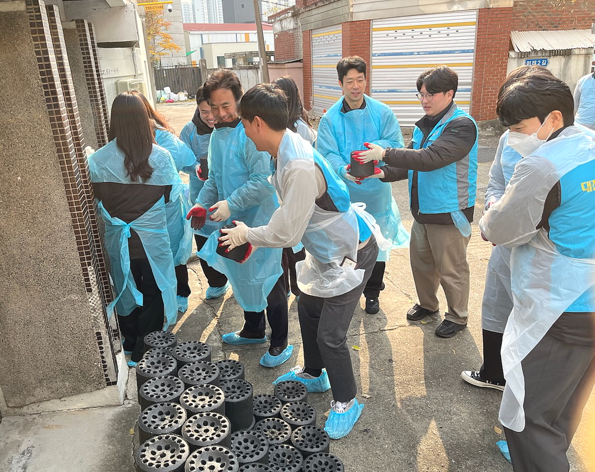 대전도시공사 임직원들이 연탄을 나르고 있는 모습. 도시공사 제공.