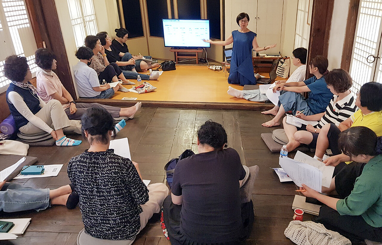 '대덕에서 찾은 조선의 맛 : 양반가 밥상 이야기’ 프로그램 참여자들이 소대헌 사랑방에서 조선시대 양반가의 일상 식문화와 조신시대 여성들이 기록한 조리 문헌의 의미와 가치에 대한 설명을 듣고 있다. 대덕구 제공. 