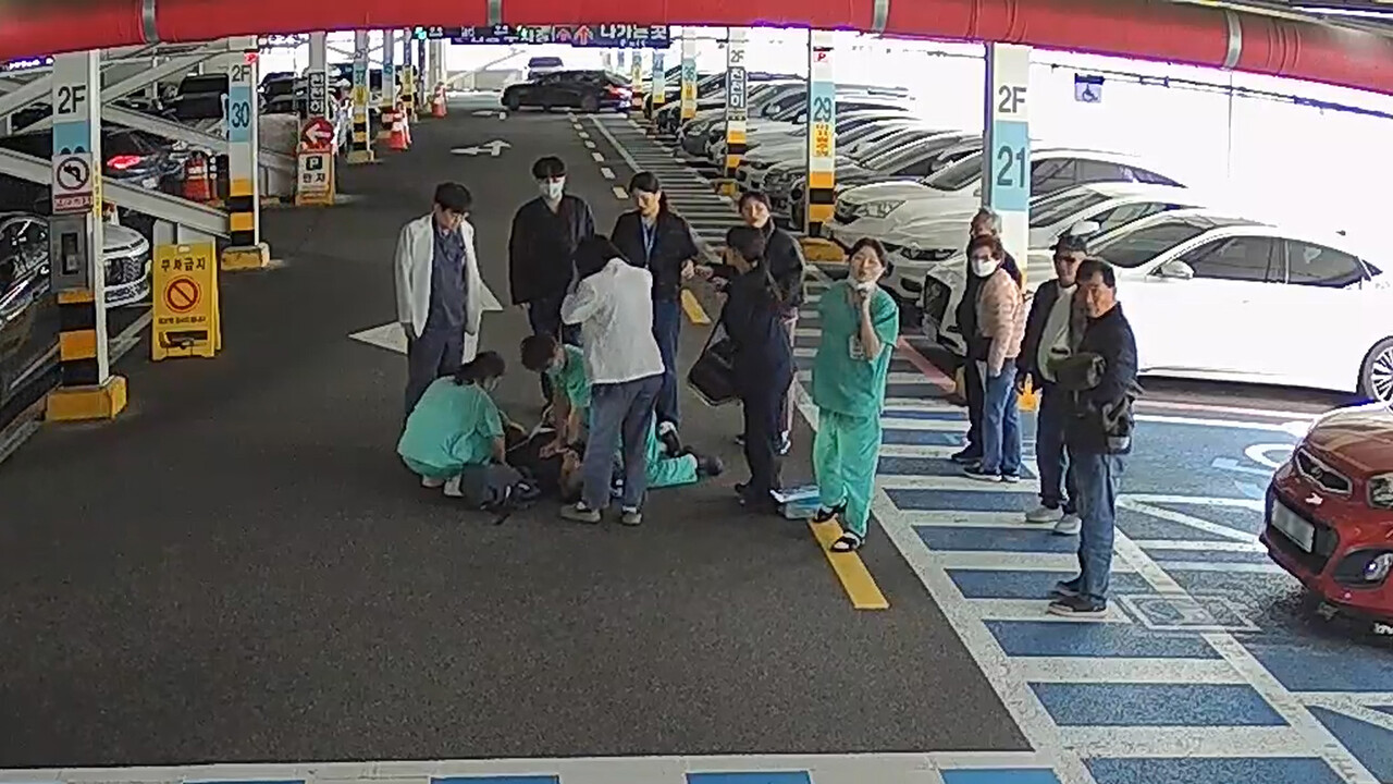 단국대병원 직원들이 병원 주차장에서 심정지로 쓰러진 70대 환자를 신속한 심폐소생술로 구조했다. 단국대병원 제공