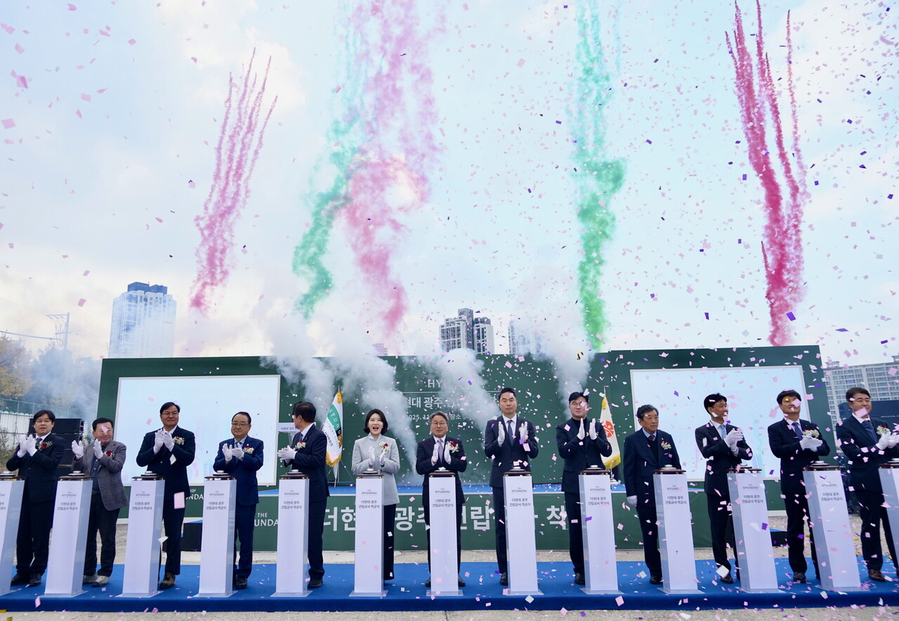 광주광역시는 20일 북구 옛 전방·일신방직 부지에서 광주 최초 복합쇼핑몰 ‘더현대 광주’ 착공식과 함께 본격적인 개발을 시작한다고 밝혔다./광주광역시 제공