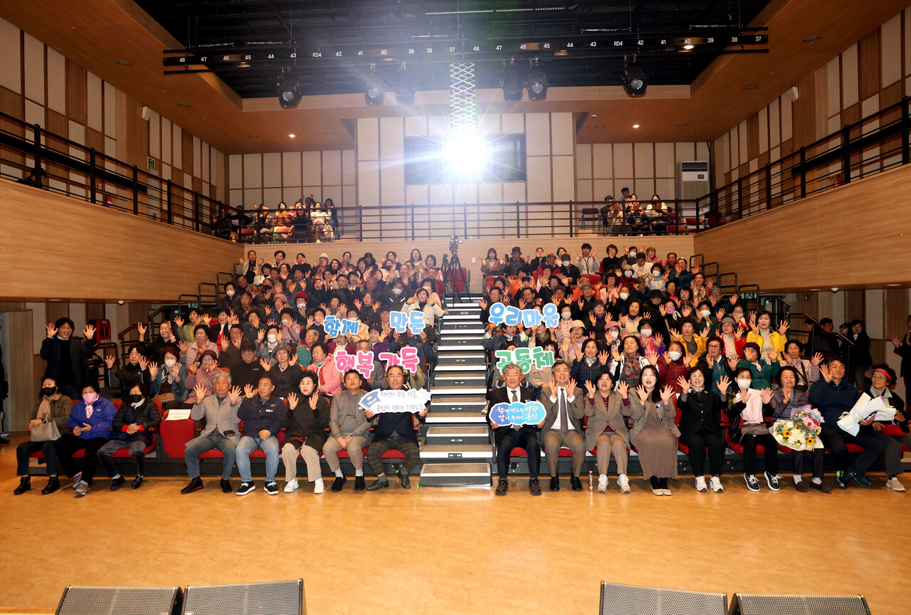 영광군은 지난 17일 영광문화예술의전당 소공연장에서 마을공동체 주민 200명이 참석한 가운데 2025년 영광군 마을공동체 어울림 한마당 행사를 성황리에 마쳤다고 20일 밝혔다./영광군 제공