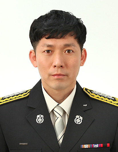 나주소방서에서 근무하는 이준호 소방관이 비번이었던 지난 11월 15일 토요일 17시 30분경 광주광역시 전남대학교 운동장에서 운동을 하던 중 심정지 환자를 발견하고 즉시 심폐소생술(CPR)을 실시해 시민의 생명을 구하는 데 큰 역할을 했다./나주 소방서제공