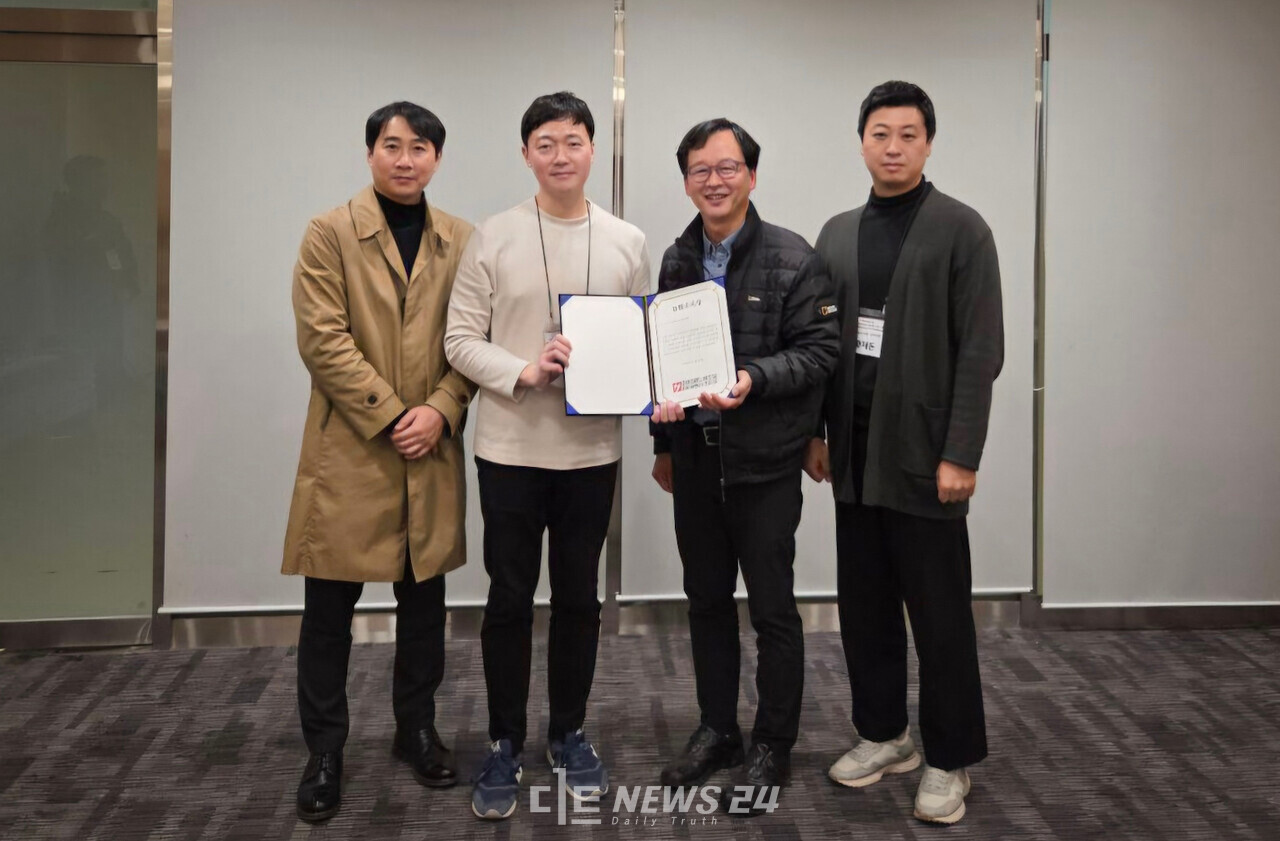 전국언론노동조합 디트뉴스24지부가 언론노조 전국신문통신노동조합협의회 올해의 모범조직상을 수상했다. 왼쪽부터 차례대로 박성원 디트뉴스24지부 부지부장, 조성은 언론노조 수석부위원장, 김재중 디트뉴스24지부장, 황재돈 디트뉴스24지부 사무국장.