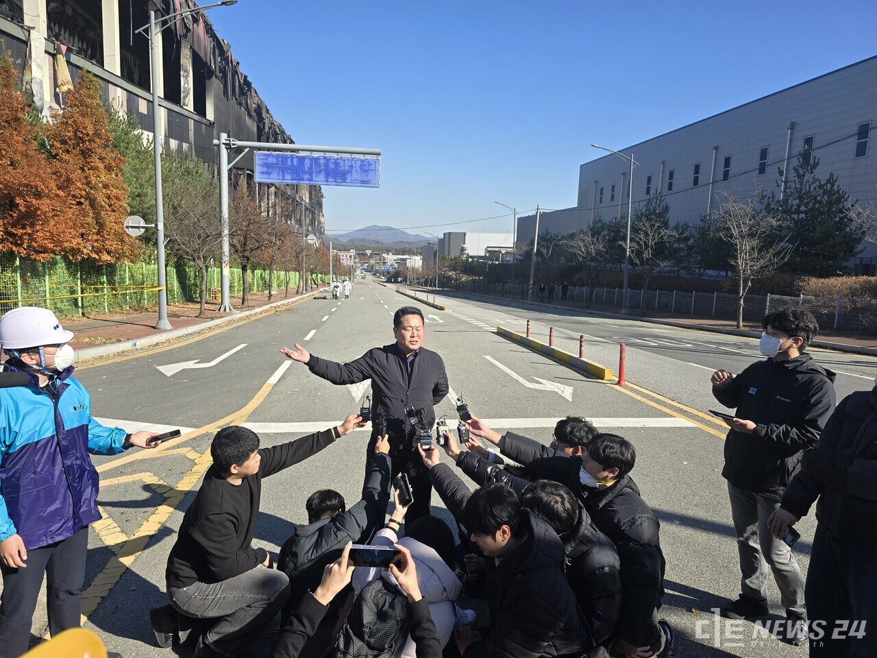 김진현 천안동남경찰서 형사과장은 21일 천안 이랜드 패션 물류센터 화재 현장에서 합동 감식에 대해 설명하고 있다. 최진섭 기자