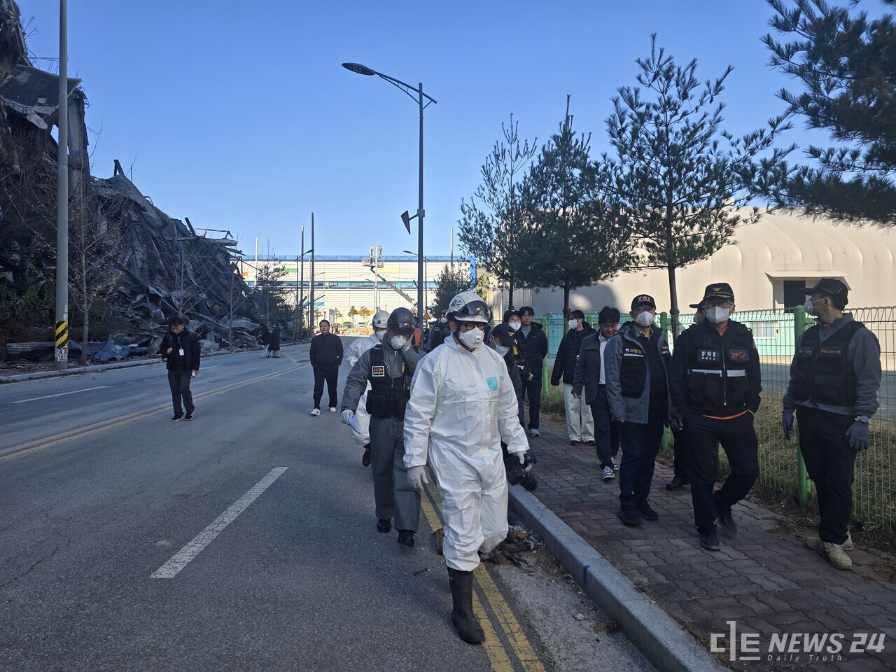 천안동남경찰서와 소방청, 국립소방연구원, 충남소방본부, 국립과학수사연구원 등 7개 유관기관 관계자 20여 명이 21일 천안 이랜드 패션 물류센터 화재 현장을 조사하고 있다. 최진섭 기자
