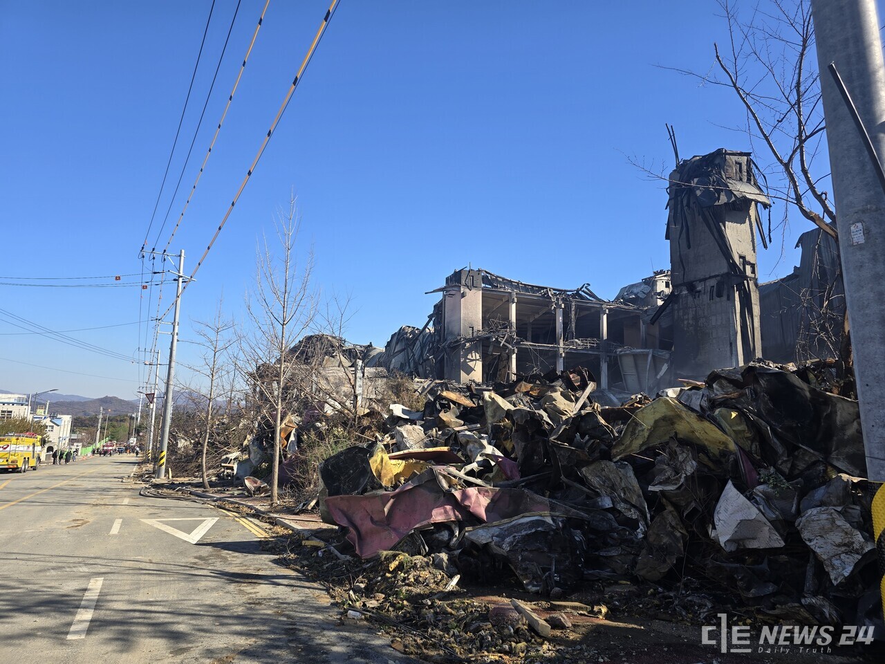 천안 이랜드 물류센터 북동쪽 부분이 완전히 무너져 내려 위태로운 모습으로 서 있다. 최진섭 기자