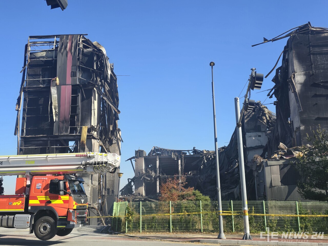 21일 오전 경찰과 소방청, 국립소방연구원, 충남소방본부, 국립과학수사연구원 등 7개 유관기관이 합동 감식반을 구성한 가운데 소방차가 화재 현장 입구에 배치돼 있다. 최진섭 기자