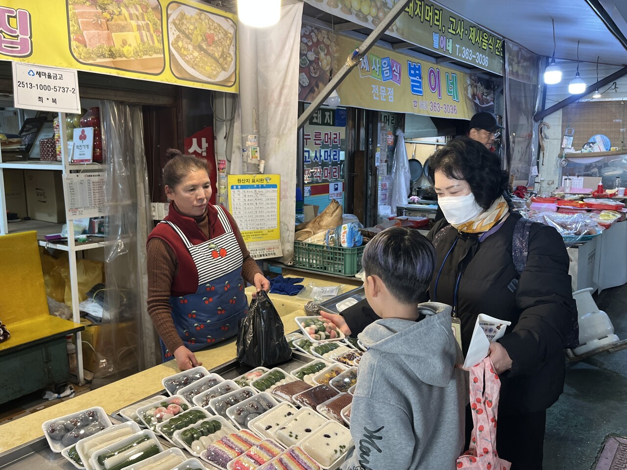 광주광역시 서구가 세대 간 정서 교류의 장을 마련했다. 서구는 21일 양동전통시장에서 어르신 사회적 회복과 지역사회 나눔 확산을 위한 프로그램인 ‘할머니가 들려주는 시장 이야기’를 개최했다./광주서구청 제공