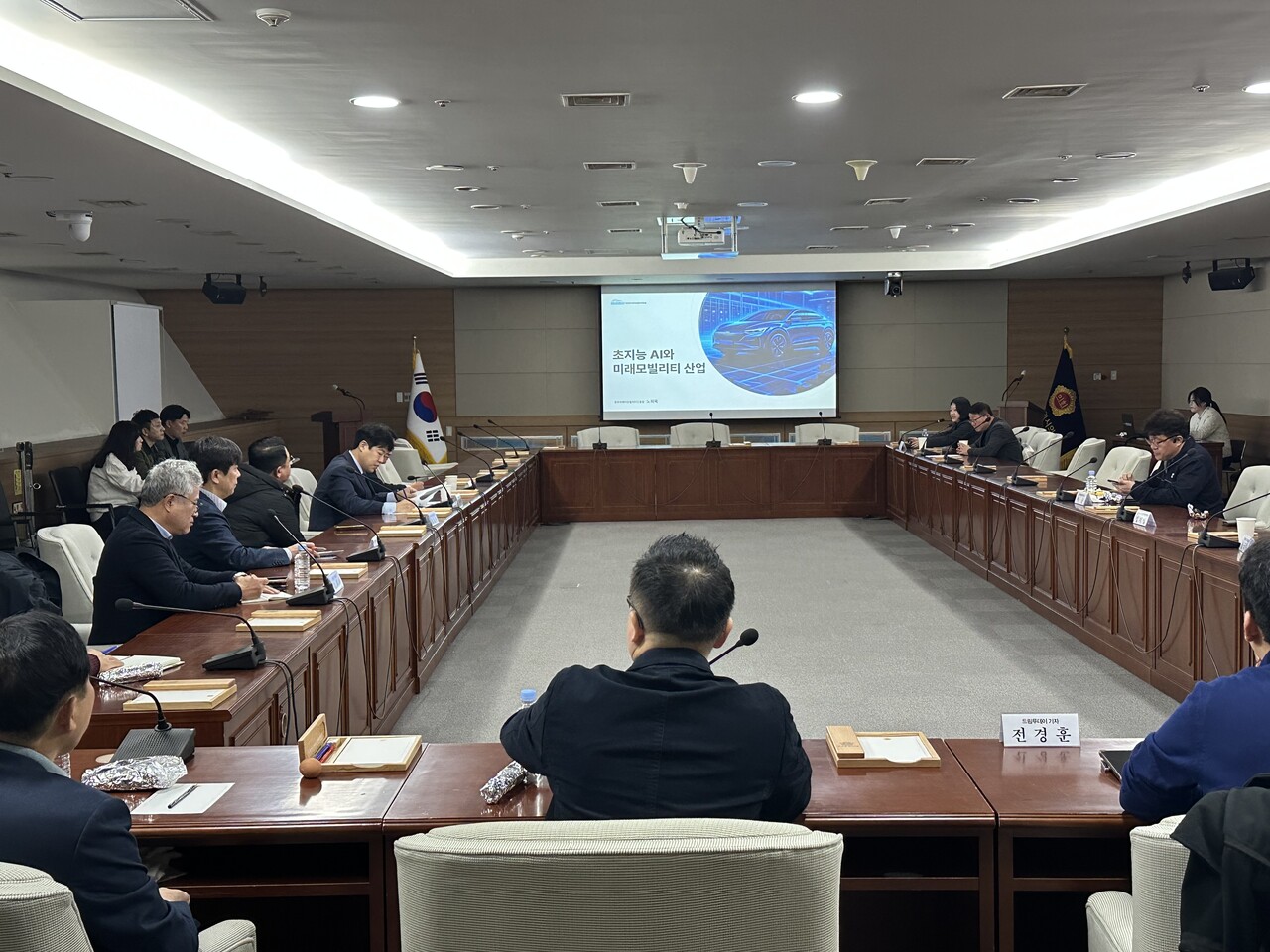 광주광역시의회 인공지능실증도시특별위원회는 21일 오전 시의회 대회의실에서 ‘제4차 AI기업 조찬간담회’를 개최하고, 모빌리티 분야에서의 AI 활용 전망과 현장의 애로사항, 정책 개선 필요사항을 폭넓게 논의했다./광주광역시 제공