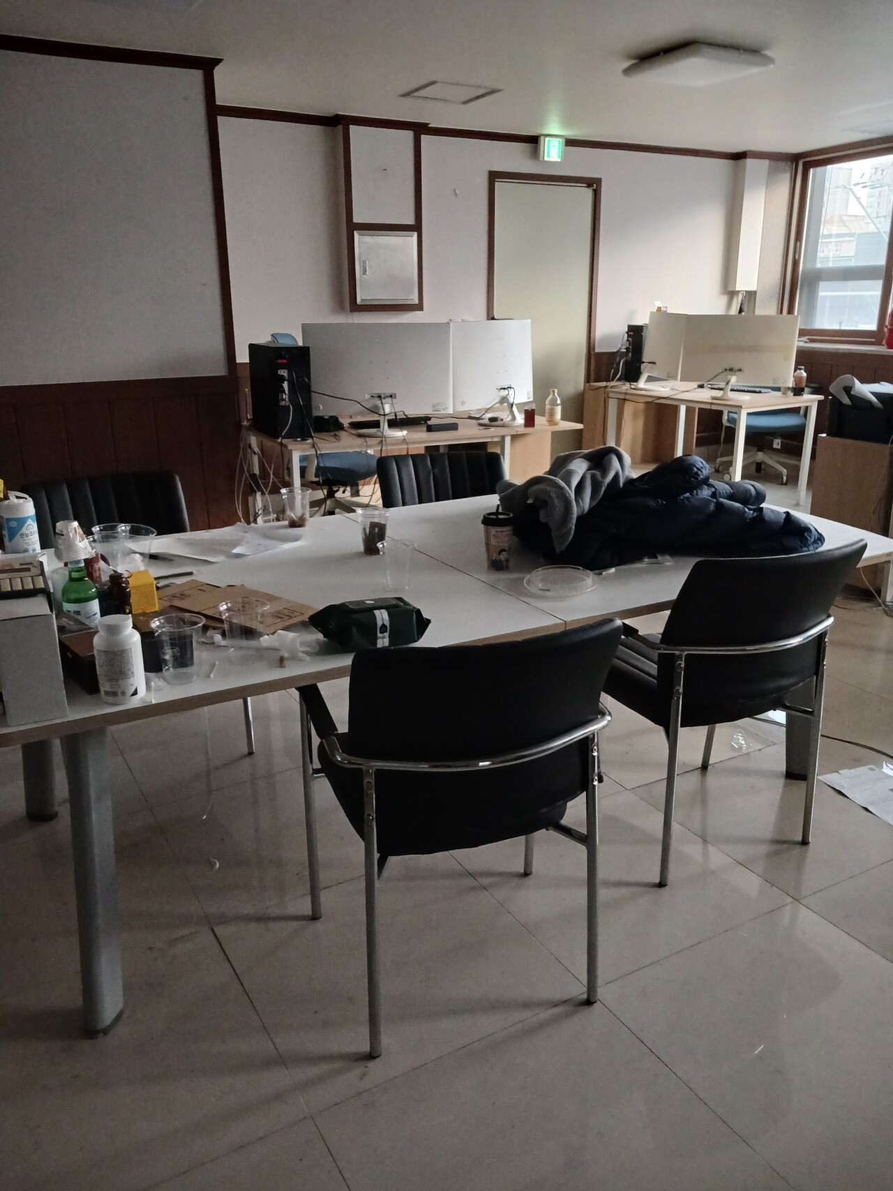 “로또1등 예측 사이트”를 운영한 사무실 모습./부산서부경찰서