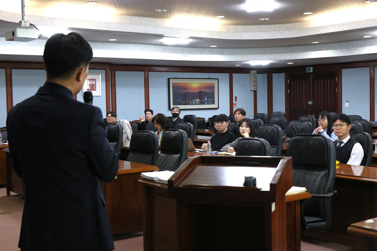 대전상공회의소와 국가정보원이 지난 19일 오후, 상의회관 4층 중회의실에서 30여 명의 회원사 임직원들이 참석한 가운데 ‘기업의 기술유출 예방 및 대응방안 설명회’를 개최했다. 