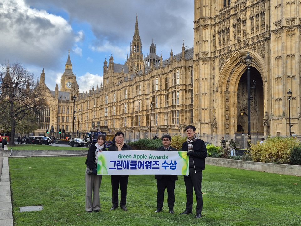 신안군은 17일(현지 시간) 영국 런던 웨스트민스터 의회의사당에서 열린 시상식에서 ‘신재생에너지 개발이익 공유제’ 정책을 높이 평가받아 금상을 받았다고 24일 밝혔다./신안군 제공