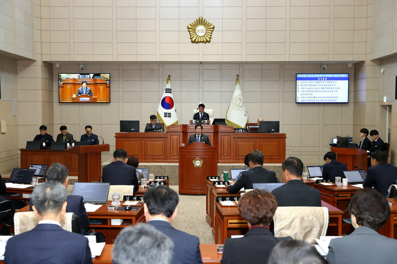 공영민 고흥군수는 24일 열린 제342회 고흥군의회 제2차 정례회에서 시정연설을 통해 올해 주요 성과와 2026년 군정운영 방향을 제시했다./고흥군 제공