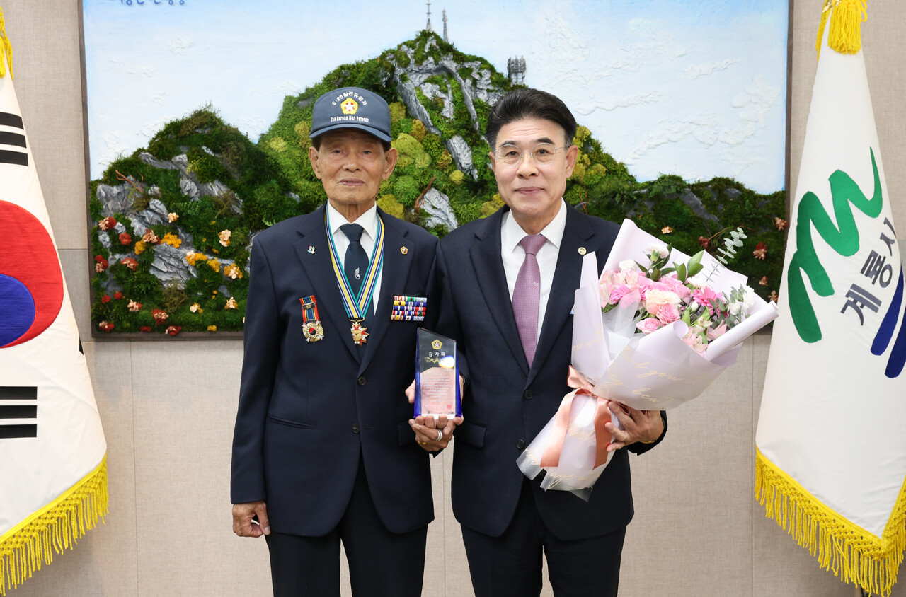 계룡시가 제75주년 6.25전쟁 행사를 성공적으로 개최하고 참전유공자 예우 등의 공로를 인정받아 6.25참전유공자회 충남도지부로부터 감사패를 수상했다.  