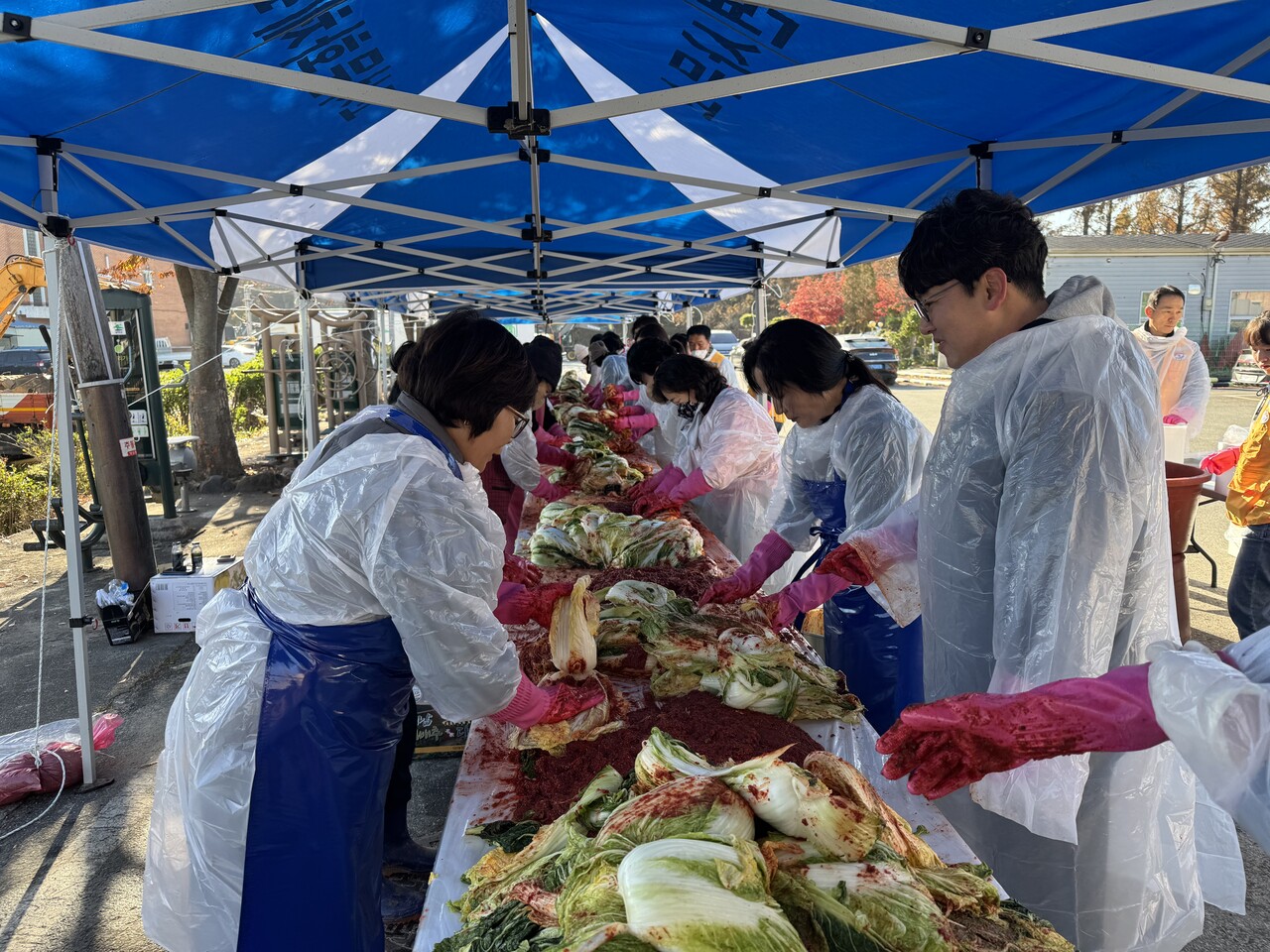 담양군은 12월 5일까지 12개 읍면에서 자원봉사자들과 함께 ‘2025년 김장나눔 대축제’를 펼친다고 24일 밝혔다./담양군 제공