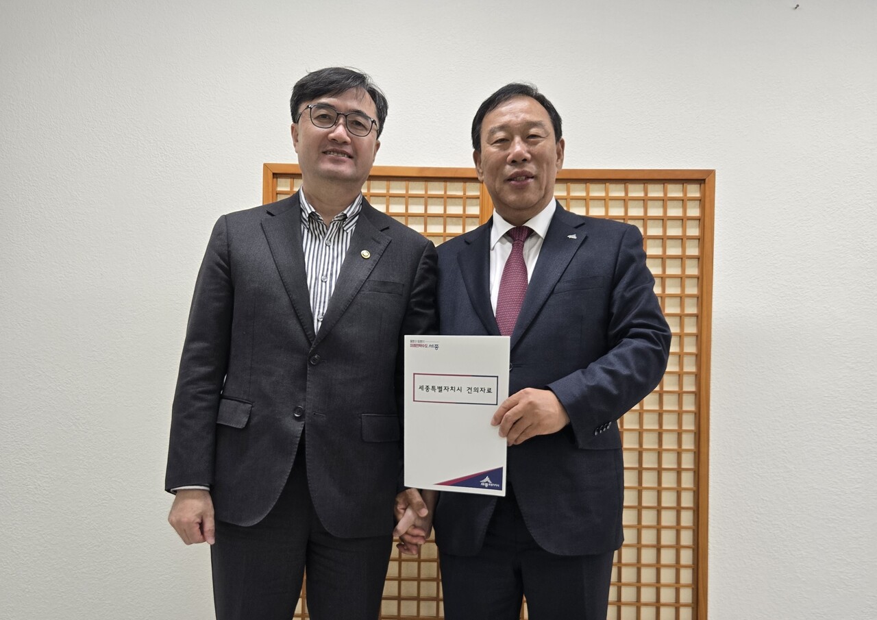 최민호 세종시장이 24일 임기근 기획재정부 제2차관과 유병서 예산실장을 각각 만나 국회 예산 심의단계에 시 현안 사업을 반영해 줄 것을 건의했다. /사진 제공=세종시