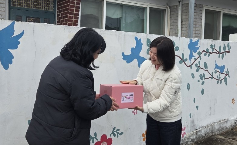 나주시보건소는 오는 11월 말까지 정신건강복지센터 등록 회원 160여 명을 대상으로 일상에서 정서적 안정과 자기돌봄을 실천할 수 있도록 ‘마음건강키트’를 배부한다고 24일 밝혔다./나주시 제공