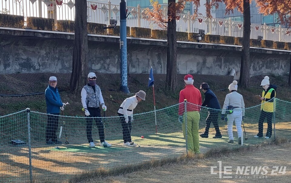 충남 보령시는 지난 22일 대천파크골프장에서 열린 ‘제4회 보령시파크골프협회장기 파크골프대회’가 300여 명이 참가한 가운데 성황리에 마무리됐다고 24일 밝혔다. 사진은 대회 모습. /보령시