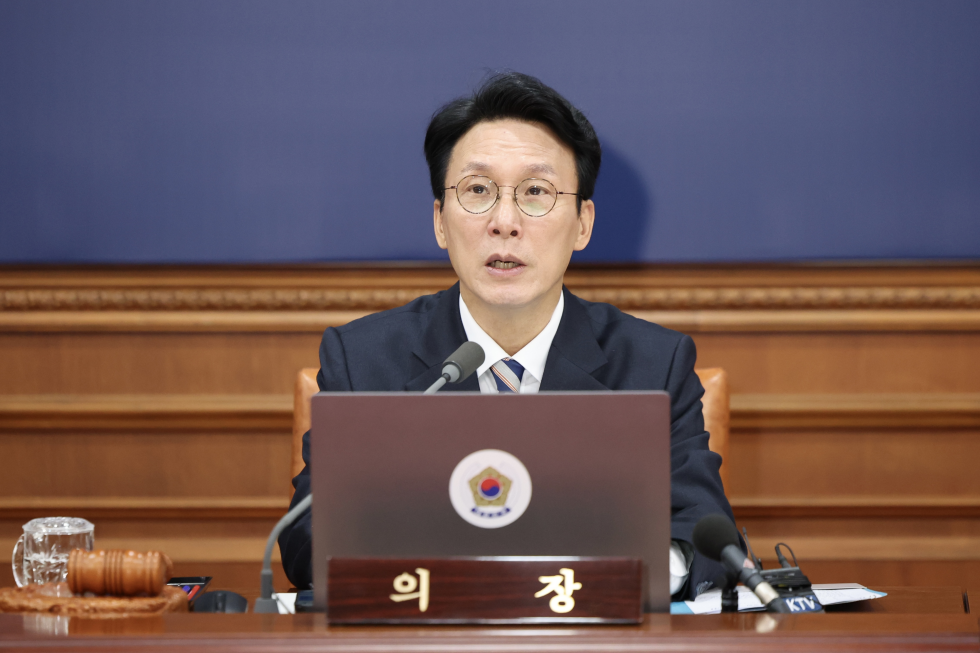 김민석 국무총리가 25일 국무회의에서 “법정에서 내란 세력의 모습을 접하며 국민의 여러 우려가 있는 게 현실”이라며 “내란의 심판과 정리에는 어떤 타협도 지연도 있어선 안 된다”고 말했다. 자료사진. 