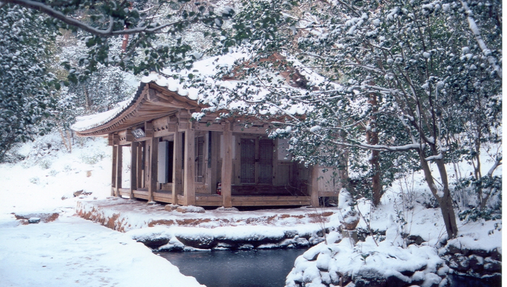 다산초당 설경. 다산은 이 곳 초당에서 자연과 인생을 노래한 서정시와 사회의 구조적 비리를 고발한 사회시 등 주옥 같은 작품을 남겼다. 