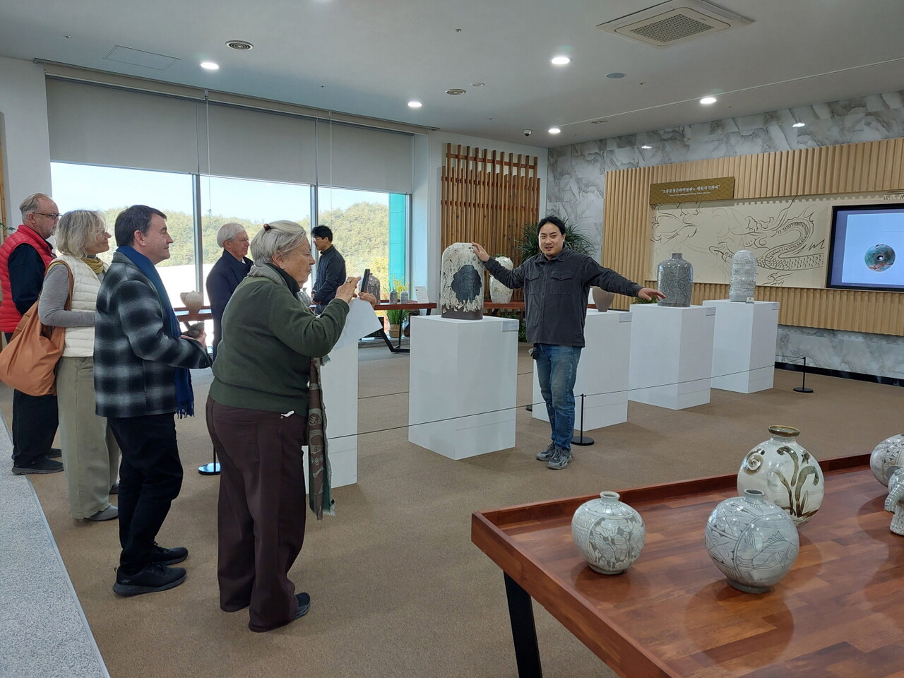 고흥군 분청문화박물관은 지난 24일, 영국과 러시아에서 활동하는 해외 도자기 수집가 5명이 고흥을 방문해 고흥분청사기와 지역 도예작가들의 창작 현장을 직접 체험하며 심도 있는 문화 교류를 진행했다고 25일 밝혔다./고흥군 제공