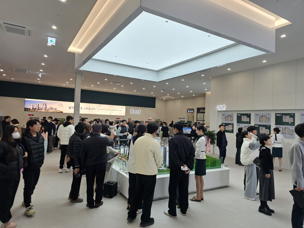 엘리프 세종 스마트시티 모델하우스에 관람 인파가 구준히 몰려들고 있다.