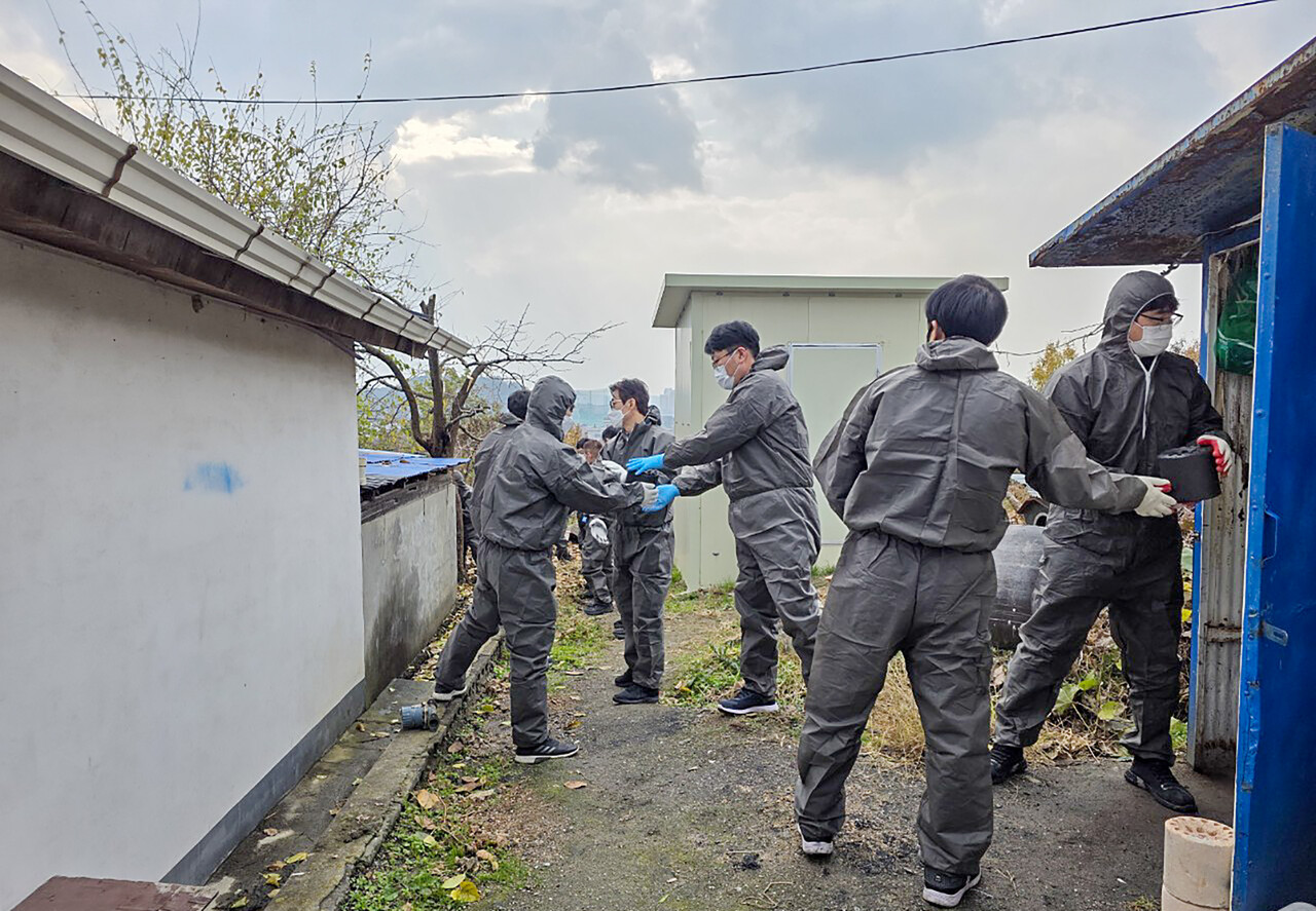 대전연탄은행·휴비스 직원들이 25일 대전 대덕구 목상동 지역 주민에게 연탄을 배달하고 있다. 대덕구 제공. 