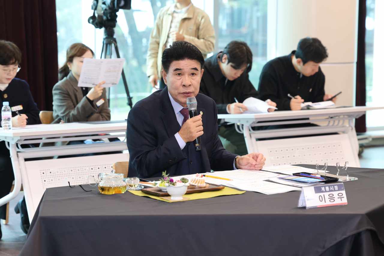 이응우 계룡시장이 25일 서천군 송림동화에서 열린 민선8기 4차년도 제3차 ‘충남 시장·군수협의회’에서 국유재산법 개정을 건의했다.