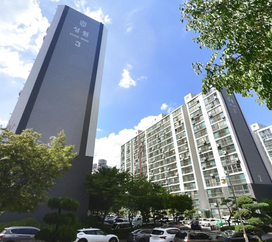 계룡시가 공동주택의 쾌적한 주거환경 조성과 주거 안전성 강화를 위해 추진한 ‘2025년 공동주택 지원사업’을 성공적으로 완료했다.