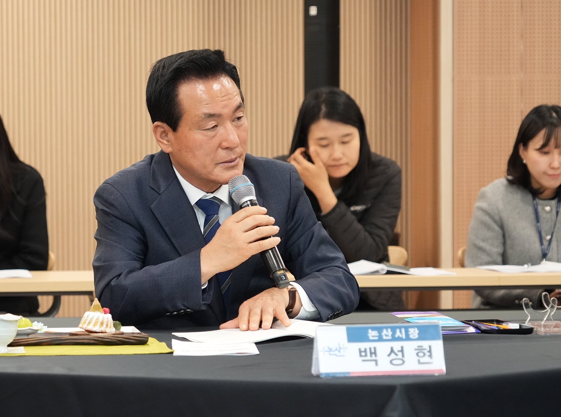 건의사항을 전달하는 백성현 논산시장.