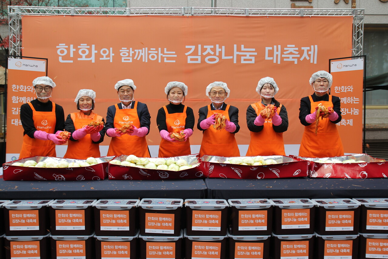 25일 대전 관저종합사회복지관에서 '한화와 함께하는 김장 나눔 대축제'가 열렸다. 행사에 참여한 김신연 한화사회봉사단장(한화솔루션 사장)과 한화그룹 충청지역 사업장 소속 임직원들이 김치를 담그고 있다.