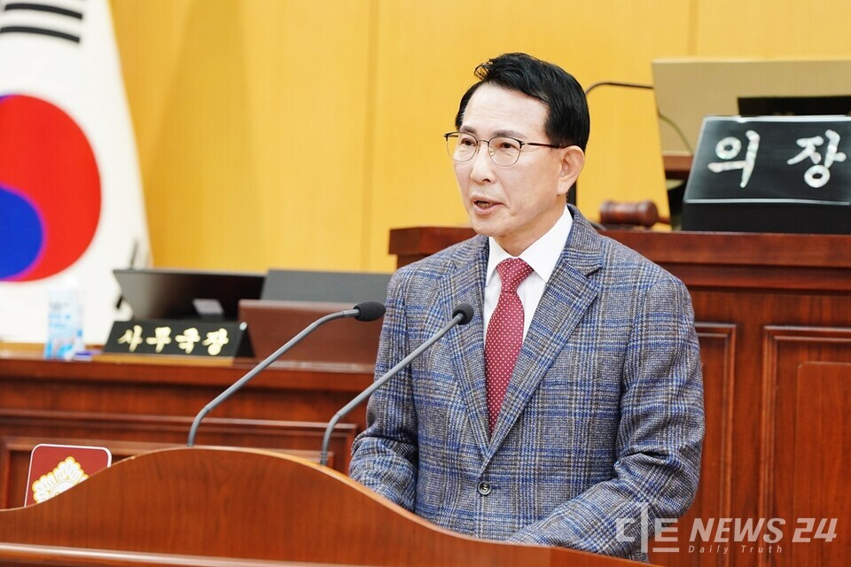 이완섭 충남 서산시장이 25일 서산시의회 제2차 정례회에서 시정연설을 통해 내년도 시정운영 방향을 설명하고 있다. /서산시