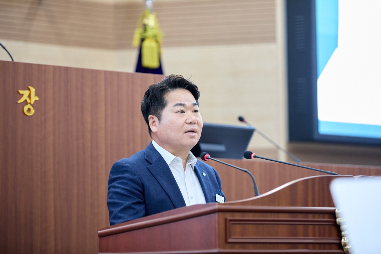 오세현 아산시장이 25일 아산시의회에서 열린 제263회 제2차 아산시의회 정례회에서 2026년은 민생 회복, 미래 사넝ㅂ 기반 확충을 위해 총력을 다하겠다고 밝혔다. 아산시 제공