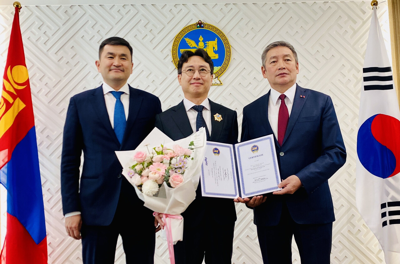 사진 왼쪽부터 수헤 수흐볼드 주한몽골대사, 송병구 교수, 냠다와깅 후랄바타르 대통령 수석고문. 단국대 제공