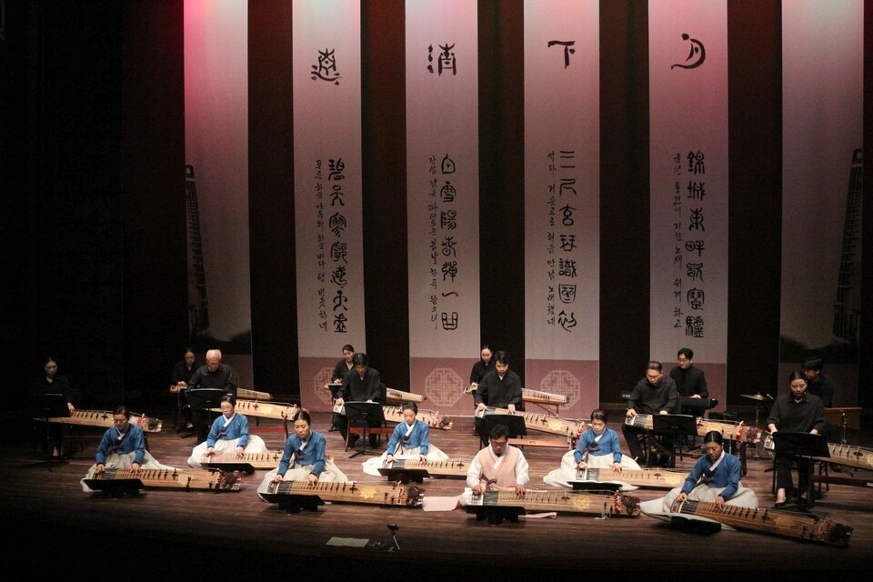 거문고 동호회 '긐 나는 사람들'의 제15회 정기연주회가  30일(일) 오후 4시 대전시립연정국악원 작은마당에서 열린다. 사진은 지난해 정기연주회 모습.