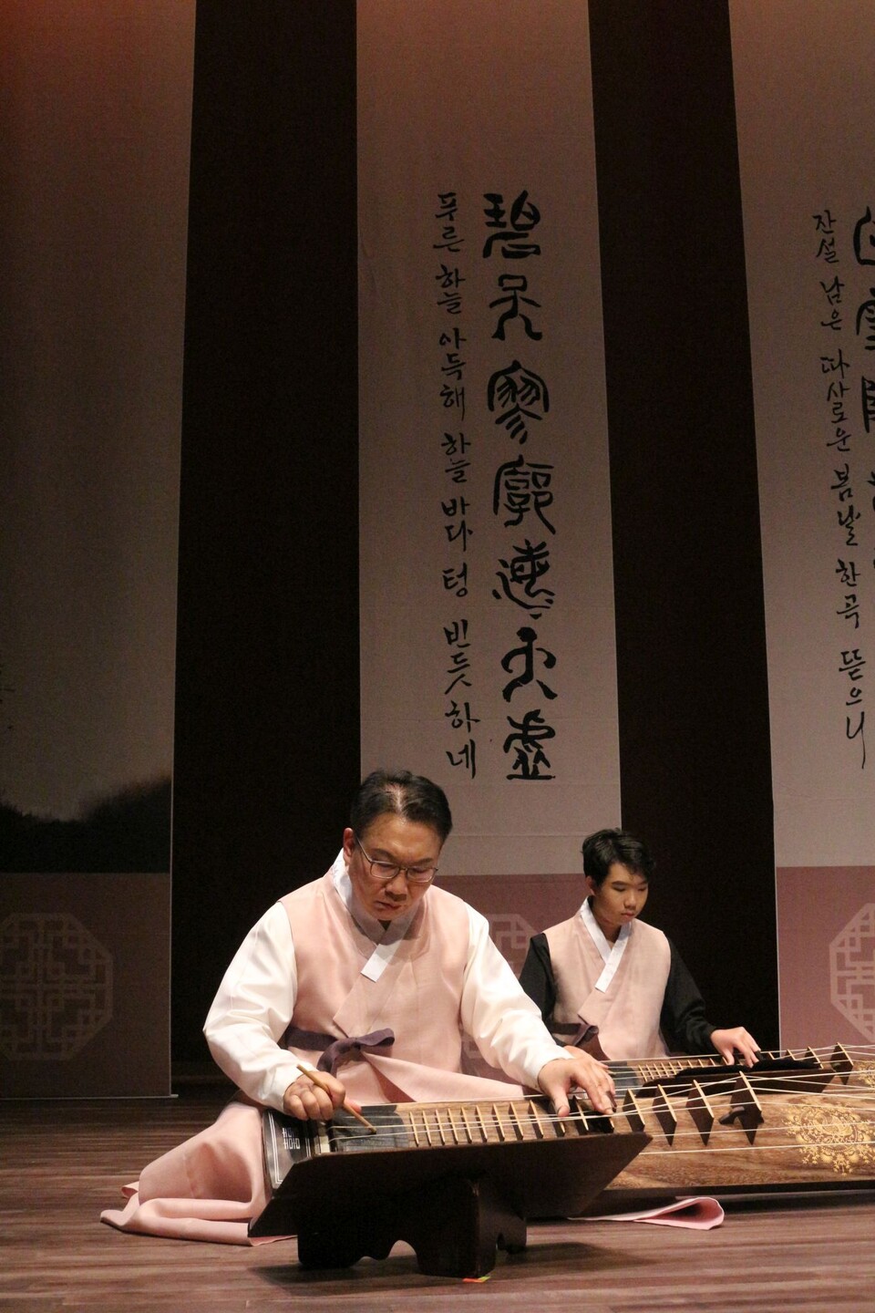 지난해 정기연주회에서 거문고를 연주하는 손정도 총무.