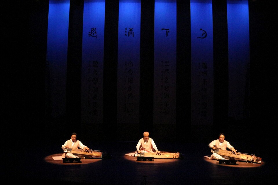 이번 정기연주회도 거문고를 중심으로 현악기 위주의 깊고 웅장한 음색으로 무대를 채울 예정이다. 사진은 지난해 정기연주회 모습.