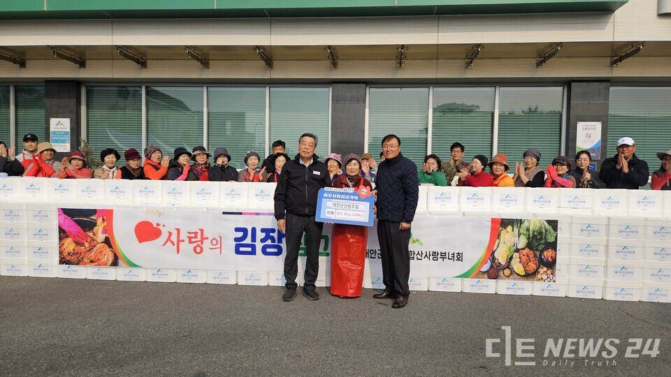 충남 태안군산림조합(조합장 최우평) 측이 지난 23일과 24일 이틀간 사랑의 김장 담그기 행사를 진행해 훈훈한 온기를 더했다. 사진 앞줄 왼쪽부터 가세로 태안군수, 최우평 조합장. /태안군산림조합