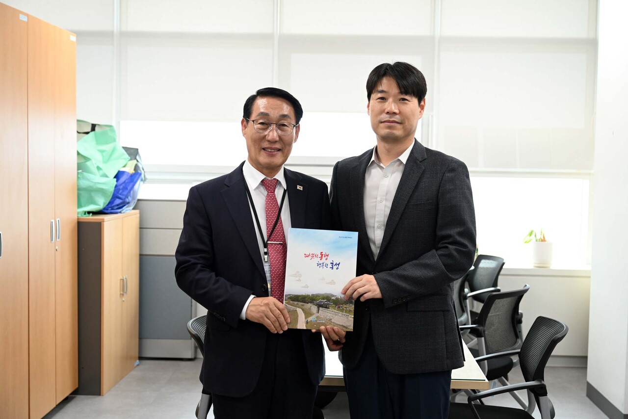 지용구 행안부 교부세과장과 이용록 군수(왼쪽). 홍성군 제공. 