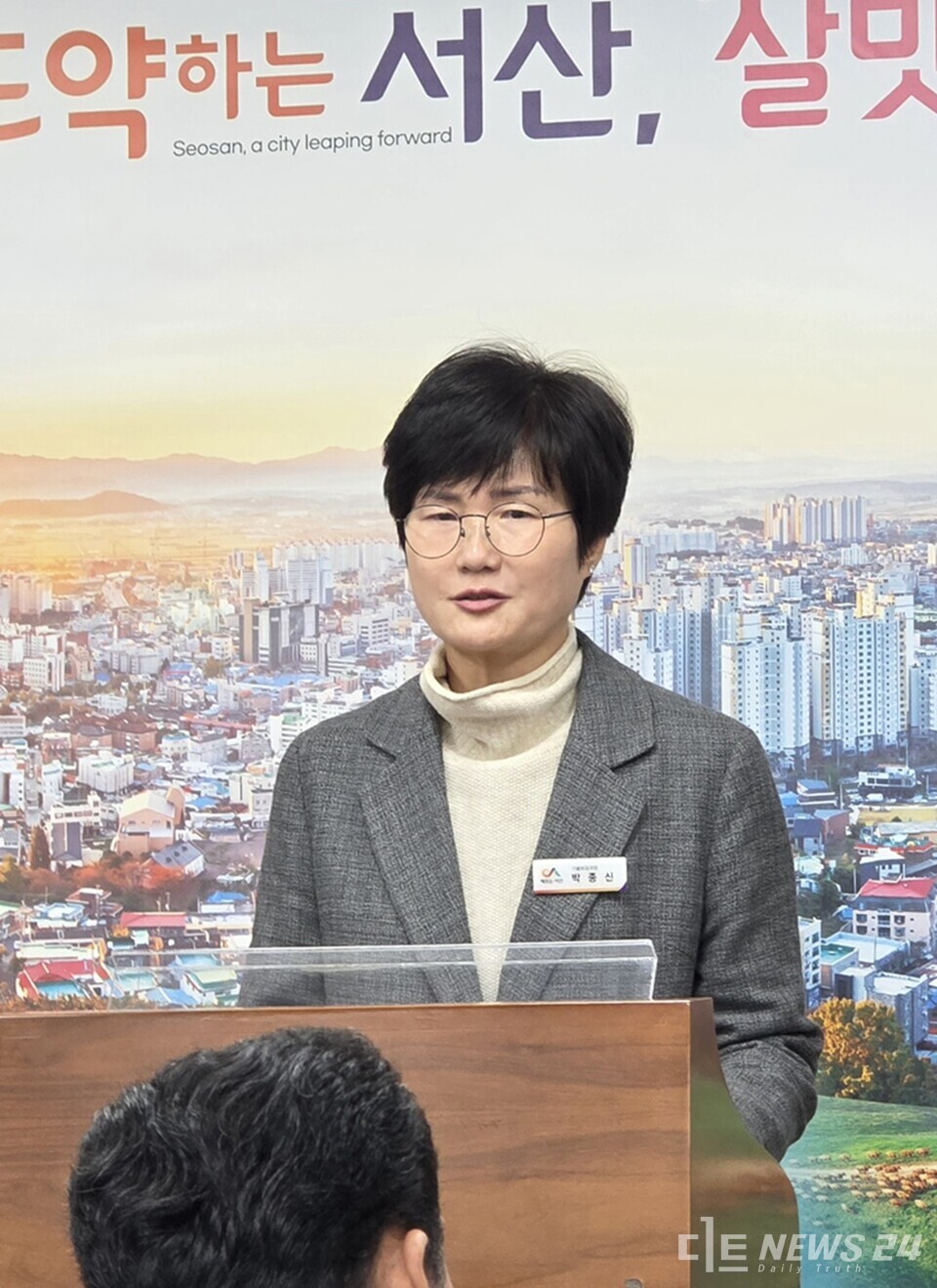 충남 서산시가 지역 농업의 경쟁력을 높이고 고품질 쌀의 생산과 브랜드 가치를 강화하기 위해 ‘프리미엄 쌀 생산단지 육성’을 본격 추진한다. 사진은 26일 기자회견 중인 박종신 기술보급과장. /서산=최병민 기자 