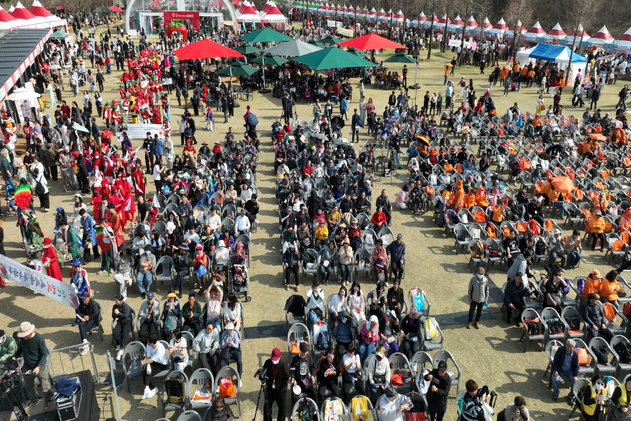 “딸기 향에 취하다” 2026 논산딸기축제, 봄 나들이객 북적