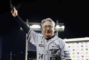 '베일' 벗는 한화이글스 <b>김경문 감독</b>의 2025시즌